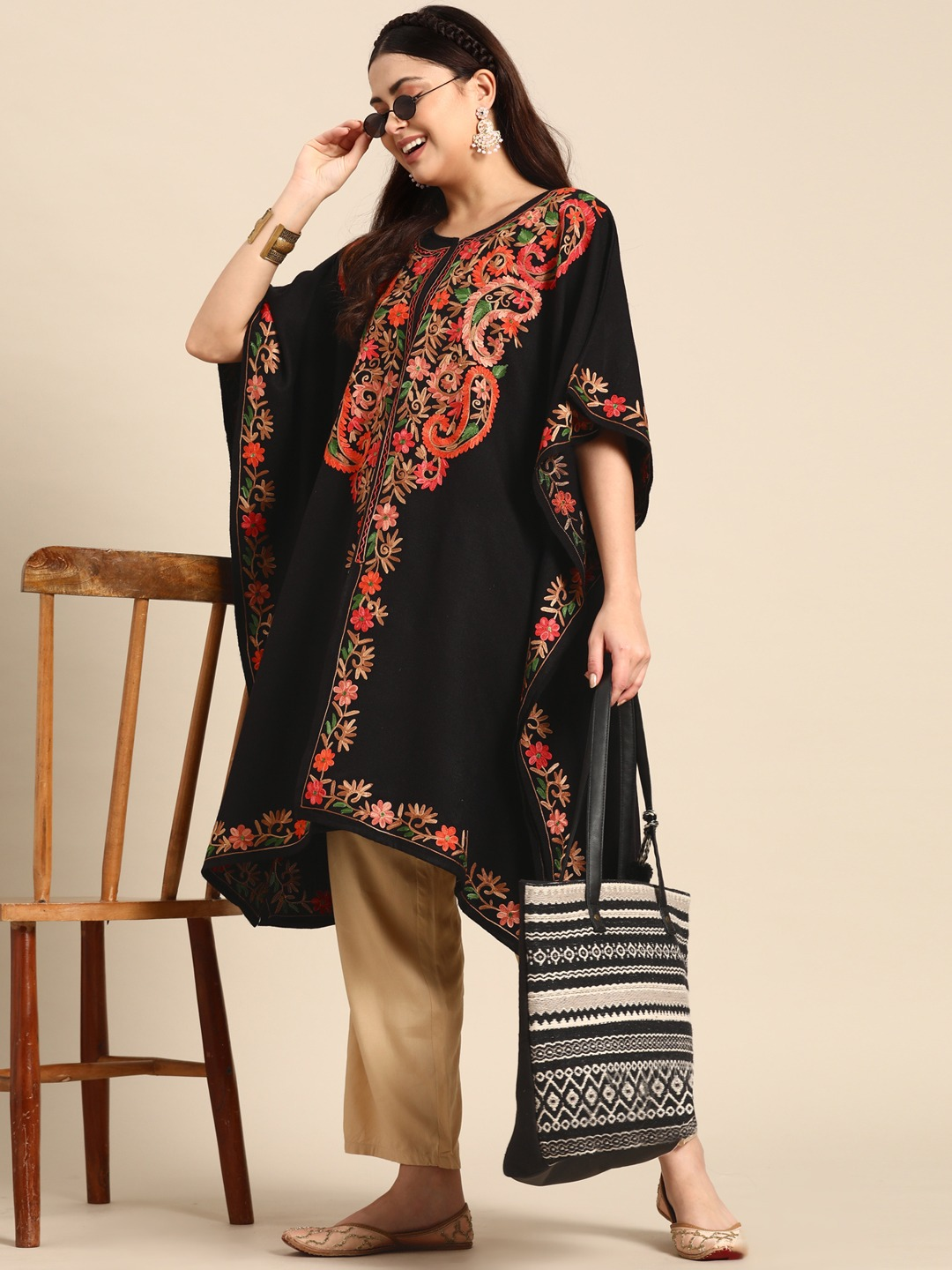 Women Black Floral Embroidered Flared Sleeves Jacquard Pheran